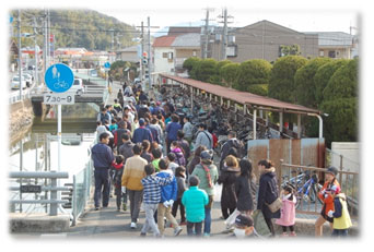 東方面へ向かう参加者 東方面へ向かう参加者