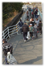 西方面へ向かう参加者 西方面へ向かう参加者