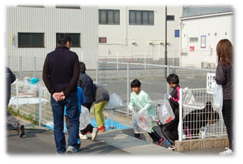 用水路のごみを取る参加者(1) 用水路のごみを取る参加者(1)