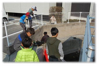 用水路のごみを取る参加者(2) 用水路のごみを取る参加者(2)