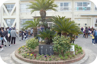 小学校に集合した参加者(1) 小学校に集合した参加者(1)