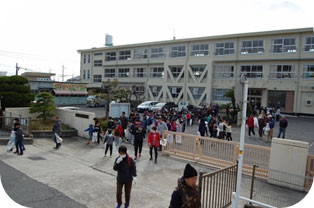 小学校に集合した参加者(2) 小学校に集合した参加者(2)