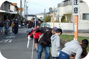 ごみを取る参加者(1) ごみを取る参加者(1)
