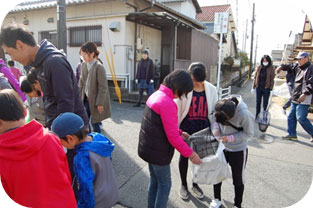 ごみを取る参加者(2) ごみを取る参加者(2)