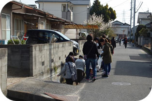 用水路のごみを取る参加者 用水路のごみを取る参加者