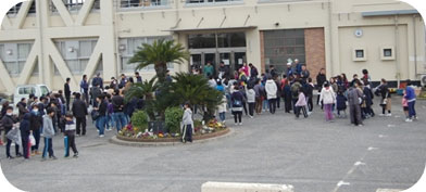 小学校に集合した参加者 小学校に集合した参加者