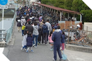 小学校から出発する参加者 小学校から出発する参加者