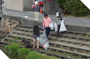 ごみを取る参加者 ごみを取る参加者