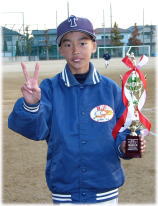 トロフィーを片手にピースサインをする石川君 トロフィーを片手にピースサインをする石川君