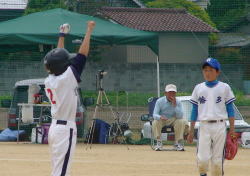 対幡多戦、タイムリー二塁打を打ち、ガッツポーズの成廣選手 対幡多戦、タイムリー二塁打を打ち、ガッツポーズの成廣選手