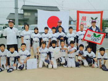 第3位の表彰状を手に記念撮影 第3位の表彰状を手に記念撮影