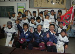 校長室で優勝旗と一緒に記念撮影! 校長室で優勝旗と一緒に記念撮影!