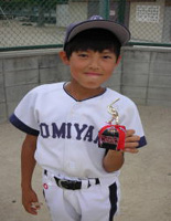 トロフィーを持つ近石君 トロフィーを持つ近石君