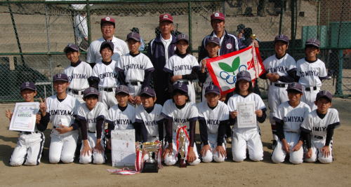 準優勝の賞状とトロフィーを持って記念写真 準優勝の賞状とトロフィーを持って記念写真