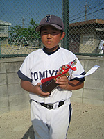 トロフィーを持つ佐藤君 トロフィーを持つ佐藤君