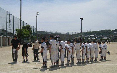 子どもチームと親チームが整列して挨拶 子どもチームと親チームが整列して挨拶