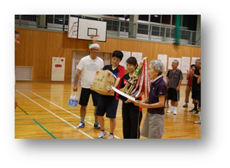 優勝した福泊チームの表彰の様子 優勝した福泊チームの表彰の様子