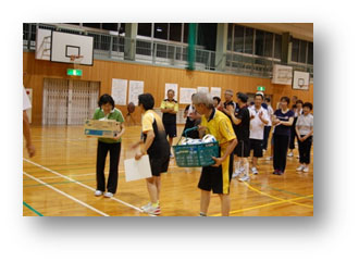 準優勝の福吉川東Aチームの表彰の様子 準優勝の福吉川東Aチームの表彰の様子