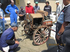 それぞれの思いでポンプを囲む人々 それぞれの思いでポンプを囲む人々