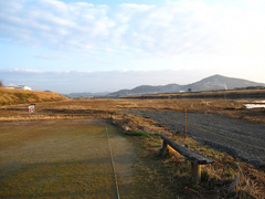 草が刈り取られた河川敷 草が刈り取られた河川敷