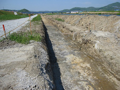 河川敷に掘られた溝 河川敷に掘られた溝
