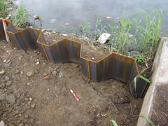 打ち込まれた鋼矢板 打ち込まれた鋼矢板