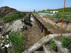 海吉橋南 打ち込まれた鋼矢板 海吉橋南 打ち込まれた鋼矢板
