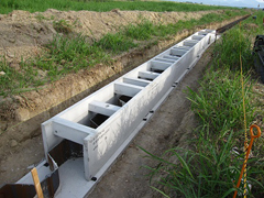 笠コンクリートを基礎の上に並べる 笠コンクリートを基礎の上に並べる