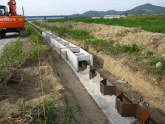 鋼矢板をコンクリートで固定 鋼矢板をコンクリートで固定