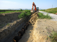 鋼矢板を土で覆う 鋼矢板を土で覆う