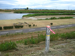 海吉橋南の土手から低水護岸を望む 海吉橋南の土手から低水護岸を望む
