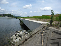 海吉橋上流部の低水護岸 海吉橋上流部の低水護岸