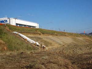 オムロン東側の削り取られた法面 オムロン東側の削り取られた法面