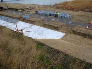 法面に敷かれた遮水シートと護岸ブロック 法面に敷かれた遮水シートと護岸ブロック