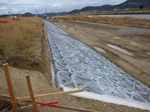 オムロン東側法面に並べられた護岸ブロック オムロン東側法面に並べられた護岸ブロック