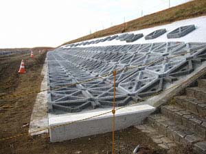 海吉橋南の法面に並べられた護岸ブロック 海吉橋南の法面に並べられた護岸ブロック