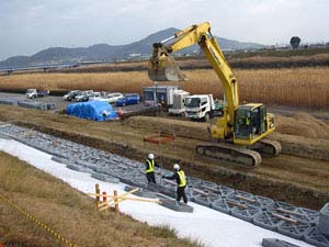 護岸ブロック設置の様子 護岸ブロック設置の様子
