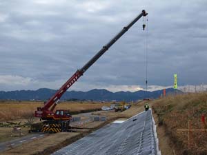 クレーンで護岸ブロックを釣り上げる クレーンで護岸ブロックを釣り上げる