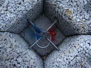 護岸ブロックが金具により連結 護岸ブロックが金具により連結