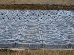 法面に敷き詰められた護岸ブロック 法面に敷き詰められた護岸ブロック