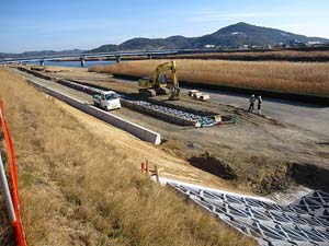 土手から河川敷に通じる取り付け道路工事 土手から河川敷に通じる取り付け道路工事