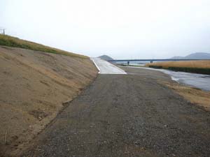 河川敷から堤防上道路に通じる道路 河川敷から堤防上道路に通じる道路