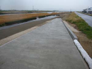 堤防道路から河川敷に通じる道路 堤防道路から河川敷に通じる道路