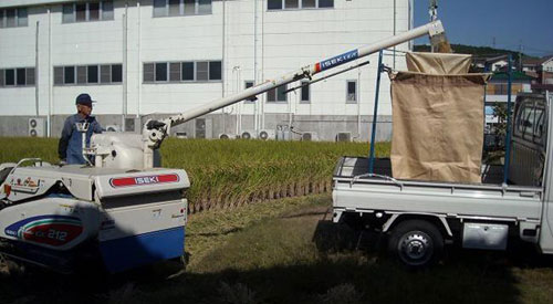 一人で刈り取りから積み込みまでを行う 一人で刈り取りから積み込みまでを行う