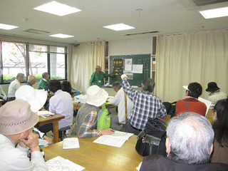 説明を聞く参加者 説明を聞く参加者