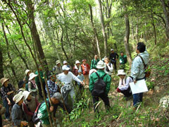 岡山市埋蔵文化財センターの安川さんから説明を受ける 岡山市埋蔵文化財センターの安川さんから説明を受ける