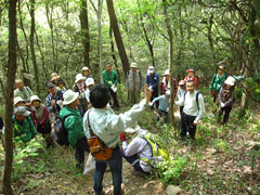 後円部で説明を聞く参加者 後円部で説明を聞く参加者