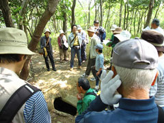 竪穴式石室(南石室)で説明を聞く参加者 竪穴式石室(南石室)で説明を聞く参加者