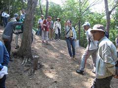 前方部北西側の隅角で説明を受ける 前方部北西側の隅角で説明を受ける