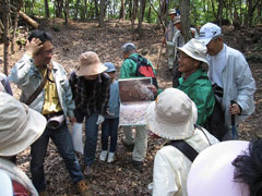 出土した遺物についての説明を聞く参加者 出土した遺物についての説明を聞く参加者